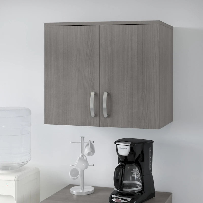 Universeller Wandschrank mit Türen und Einlegeböden