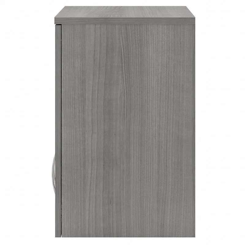 Universeller Wandschrank mit Türen und Einlegeböden