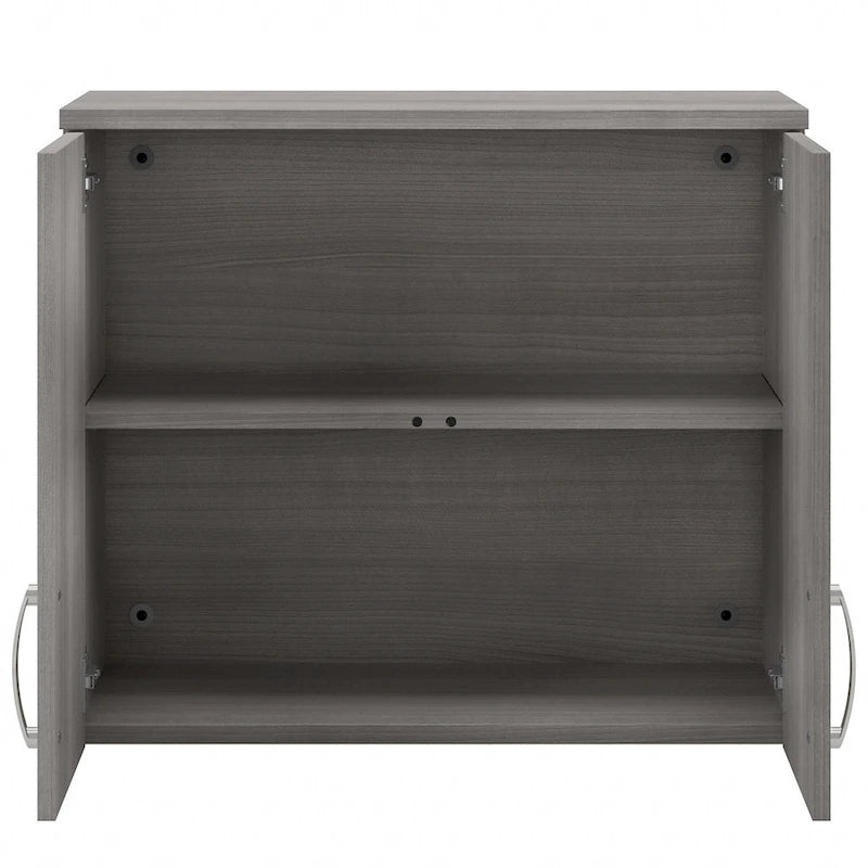 Universeller Wandschrank mit Türen und Einlegeböden