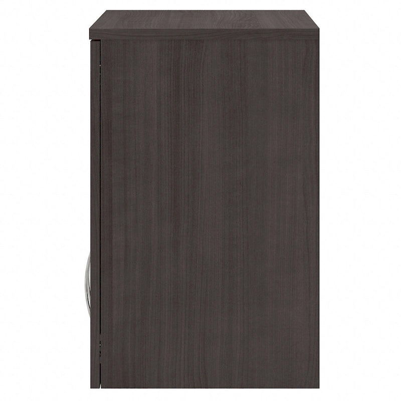 Universeller Wandschrank mit Türen und Einlegeböden