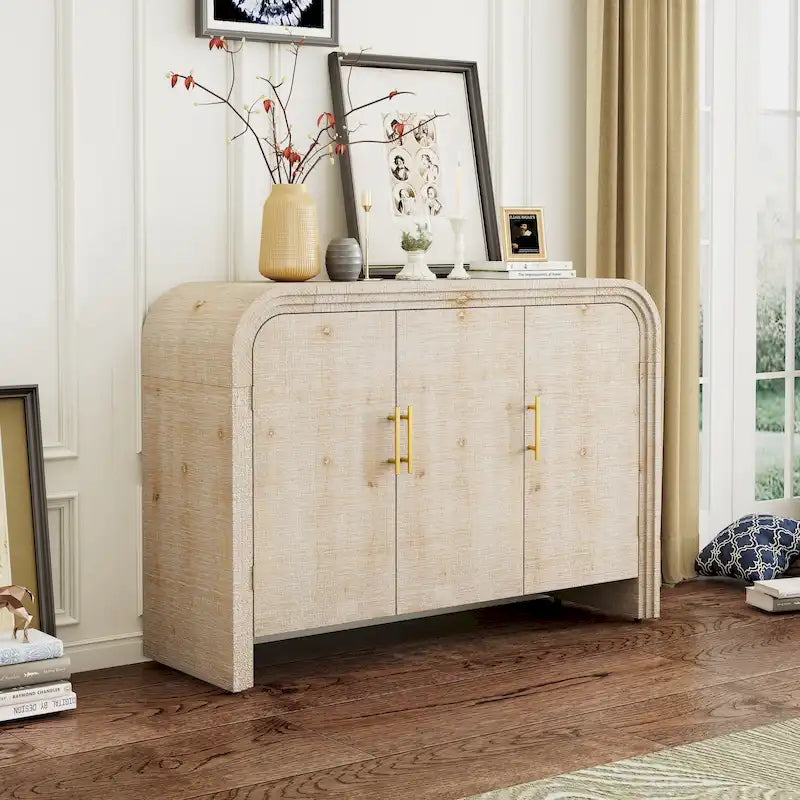 Retro minimalistisches geschwungenes Sideboard mit goldenen Griffen