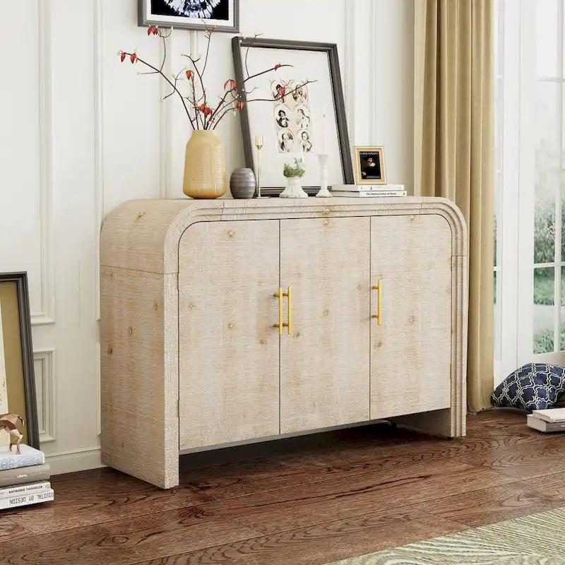 Retro minimalistisches geschwungenes Sideboard mit goldenen Griffen