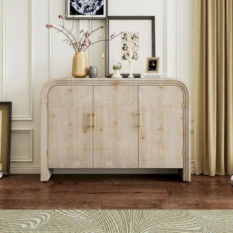 Retro minimalistisches geschwungenes Sideboard mit goldenen Griffen