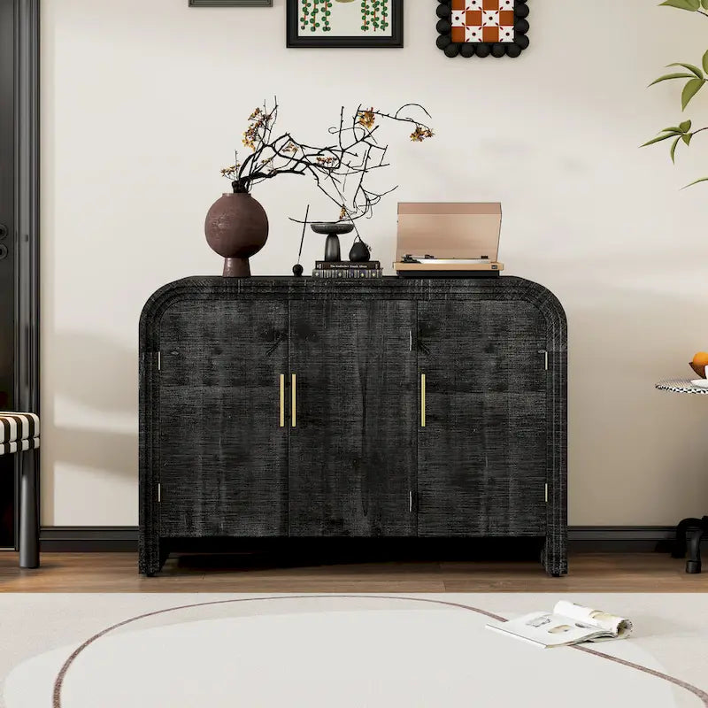 Retro minimalistisches geschwungenes Sideboard mit goldenen Griffen
