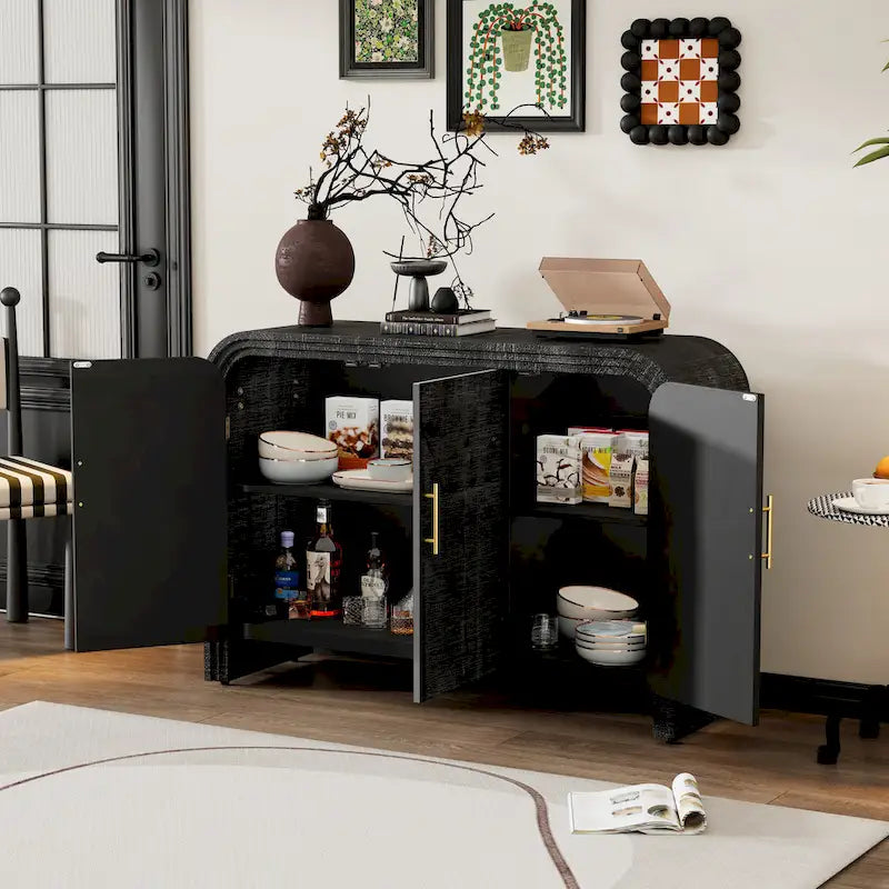 Retro minimalistisches geschwungenes Sideboard mit goldenen Griffen