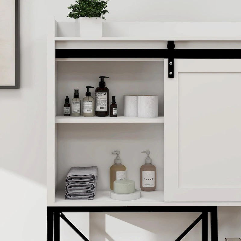 Badezimmerregal über der Toilette mit Schiebetür im Scheunentor-Stil und verstellbaren Einlegeböden